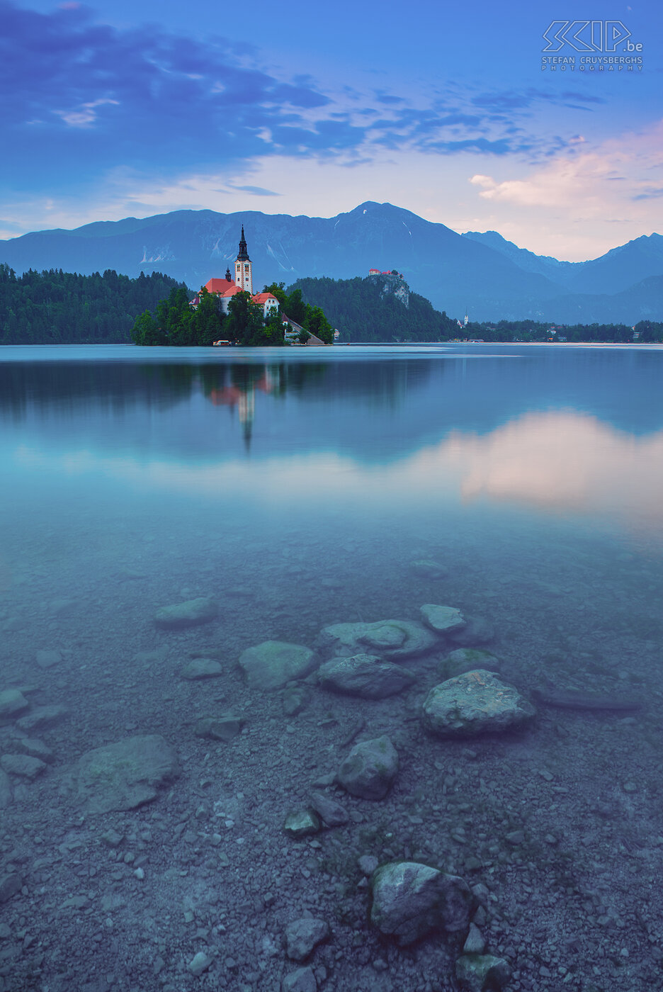 Het meer van Bled Het prachtige meer van Bled is één van de populairste & belangrijkste toeristische attracties van Slovenië. Het ligt in het noordwesten van Slovenië in de Julische Alpen net buiten het Triglav National Park. Op het eilandje in het meer van Bled van staat de 500 jaar oude Kerk van Maria-Hemelvaart.  Stefan Cruysberghs